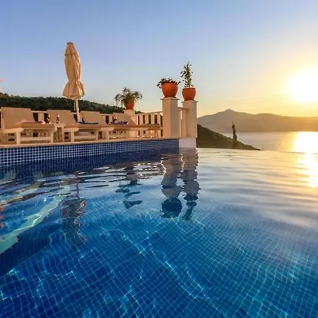 Villa Ketchy , Sleeps 12 , Heatable Infinity Pool , Wifi , Sunset In